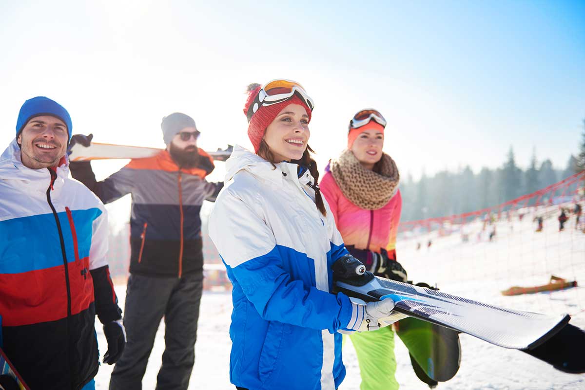 Cómo transportar con seguridad tus esquís o tu tabla de snow en el coche