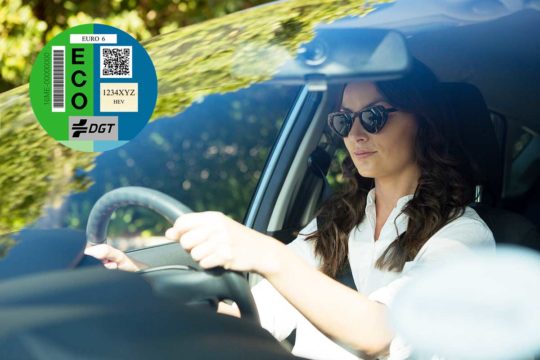 Porqué deberías tener una etiqueta ECO pegada en tu coche