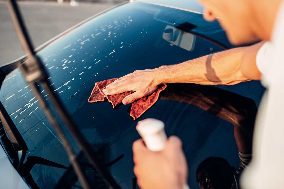Trucos para mantener limpios los cristales de tu coche