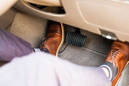 7 Consejos para un uso adecuado de los pedales del coche