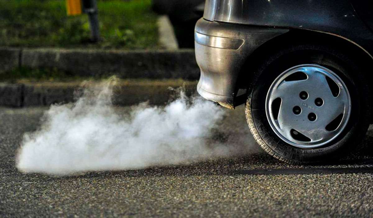 humo blanco negro coche tubo escape Causas y soluciones para el humo blanco y negro del tubo de escape de los coches
