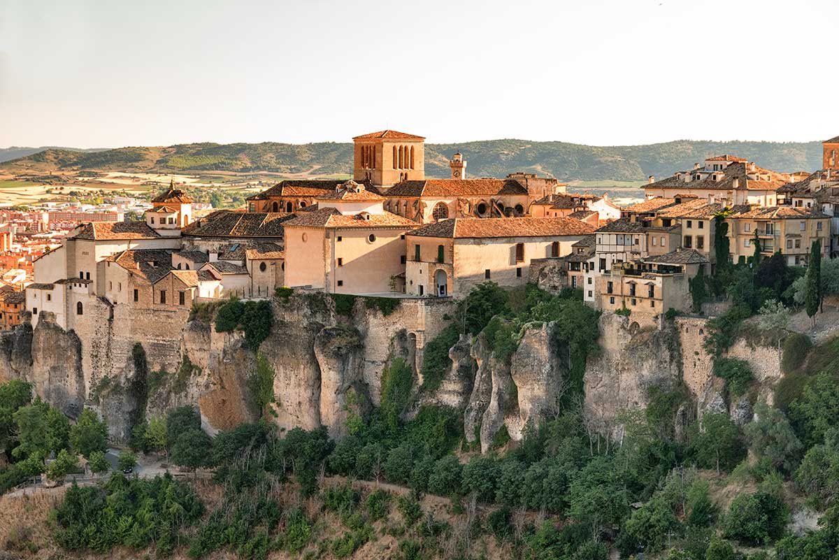 cuenca casas colgadas visita coche Conoce los lugares más emblemáticos de Cuenca en coche, las Casas Colgadas