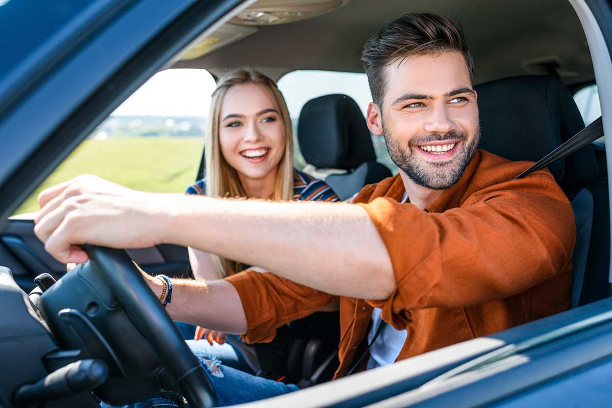 jovenes conducir coche renting joven Descubre el renting de coches, la mejor alternativa para los jóvenes