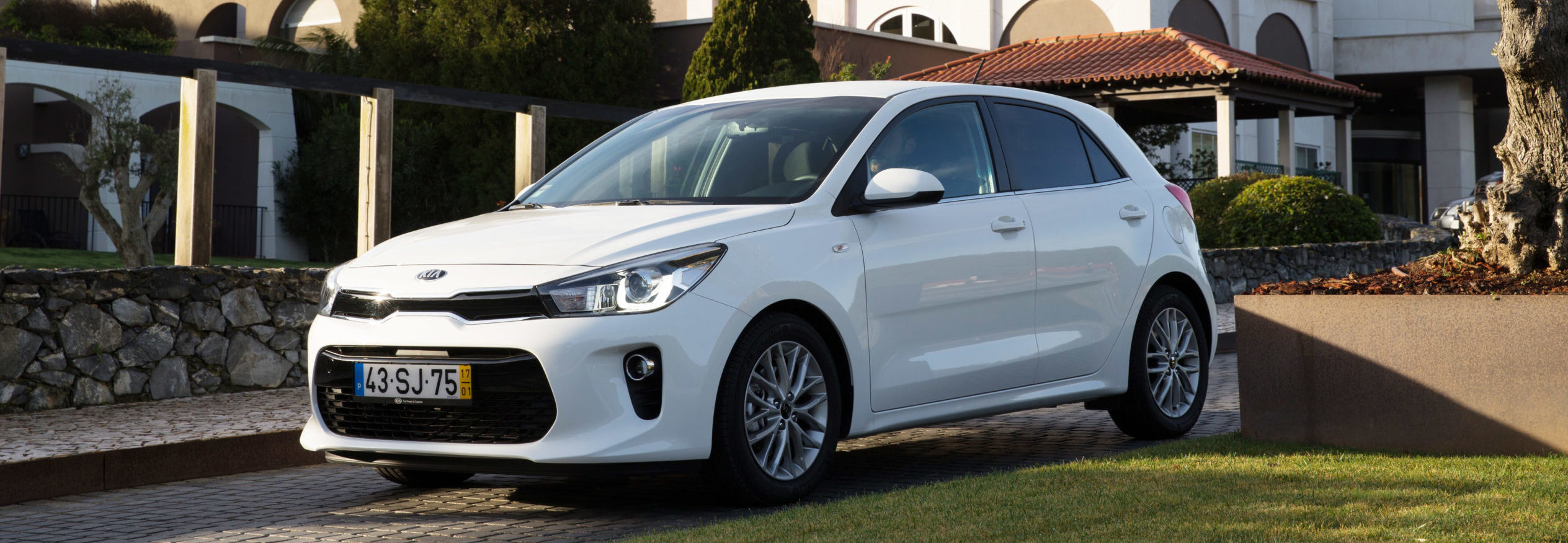 KIA Rio concept clear white Renting Finders lado izquierdo