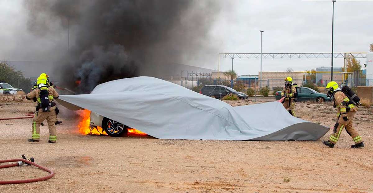 manta inifuga apaga incendios coche Una manta, el mejor invento para apagar incendios de coches