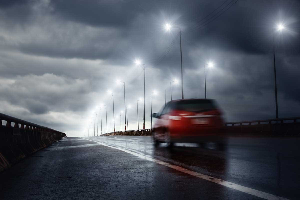 que hacer tormenta electrica coche conducir Qué hacer en una tormenta eléctrica si vas en coche
