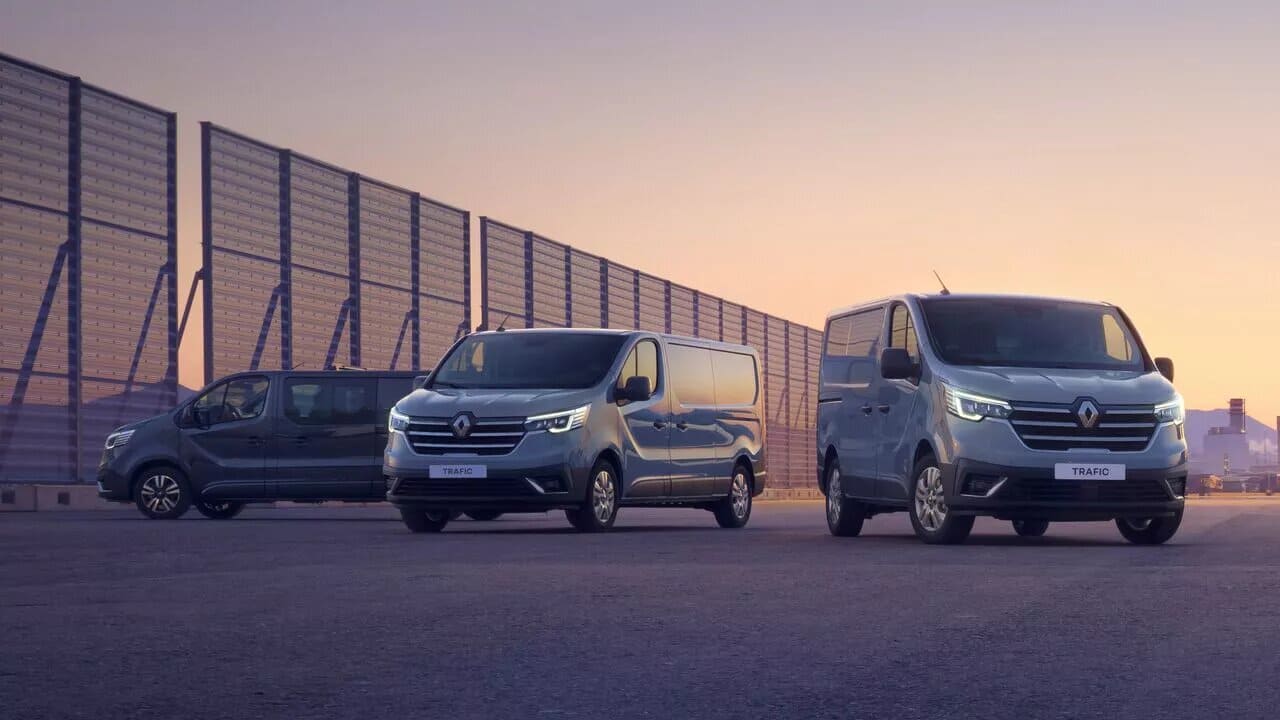 Renting Renault Trafic Combi Authentic Largo Energy Blue Sin Entrada