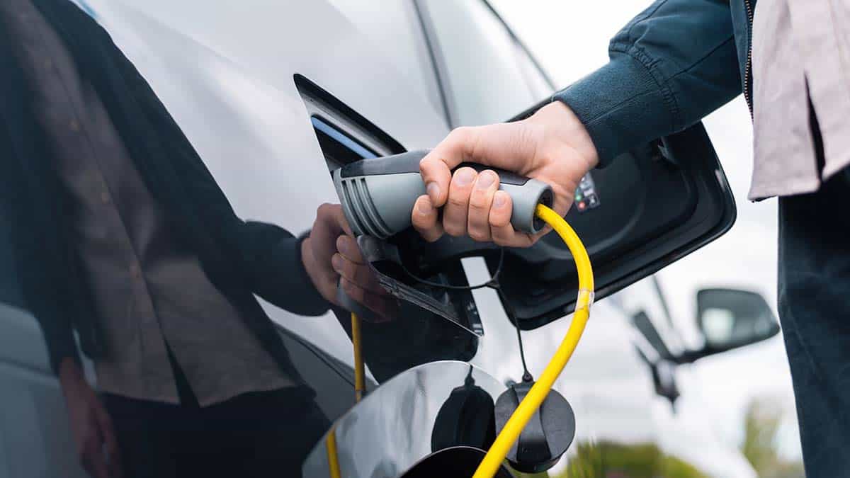 renueva coche electrico pocos anos gracias renting Coche eléctrico de renting siendo recargado