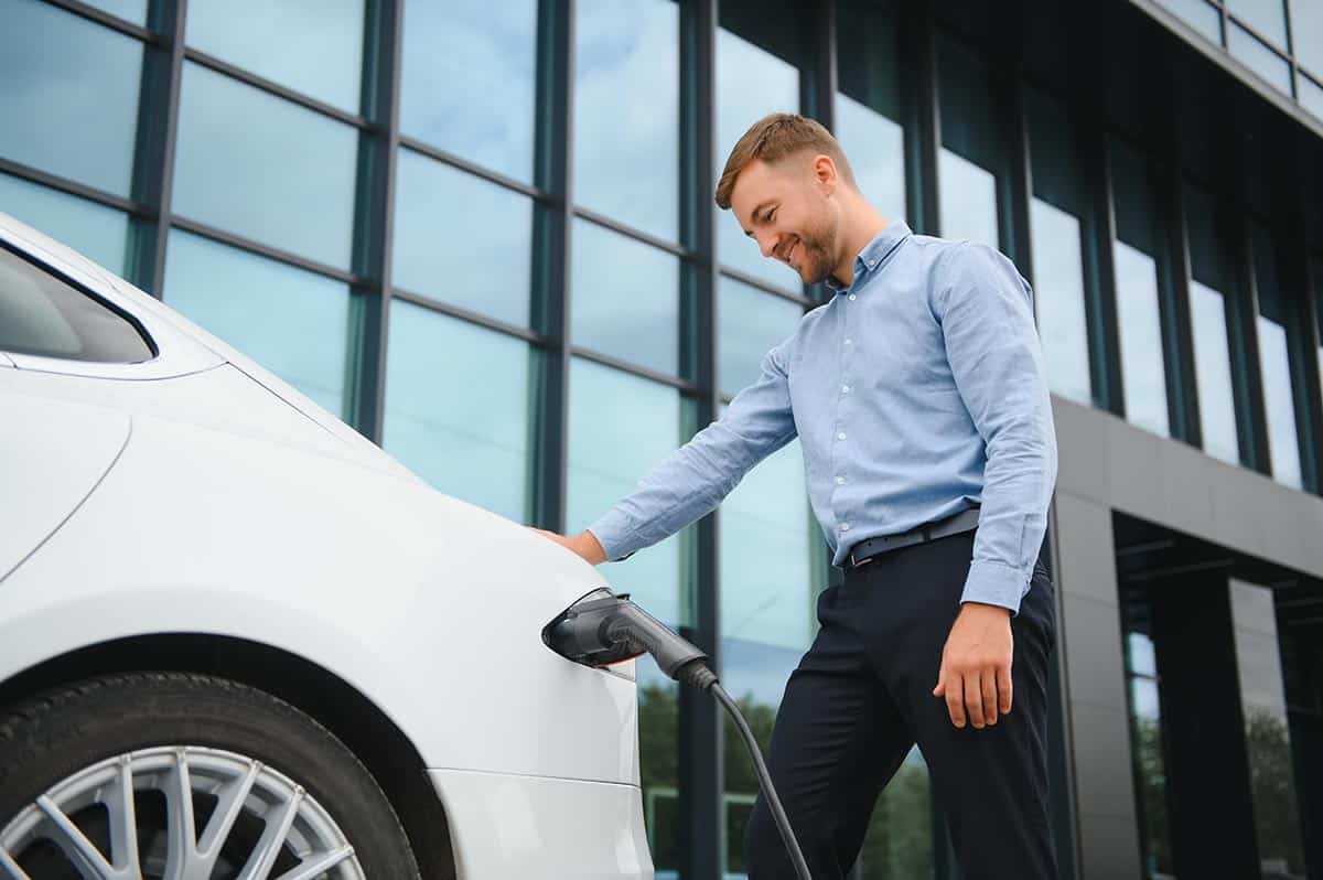 como funciona renting coches electricos autonomos Autónomo cargando su coche eléctrico de renting
