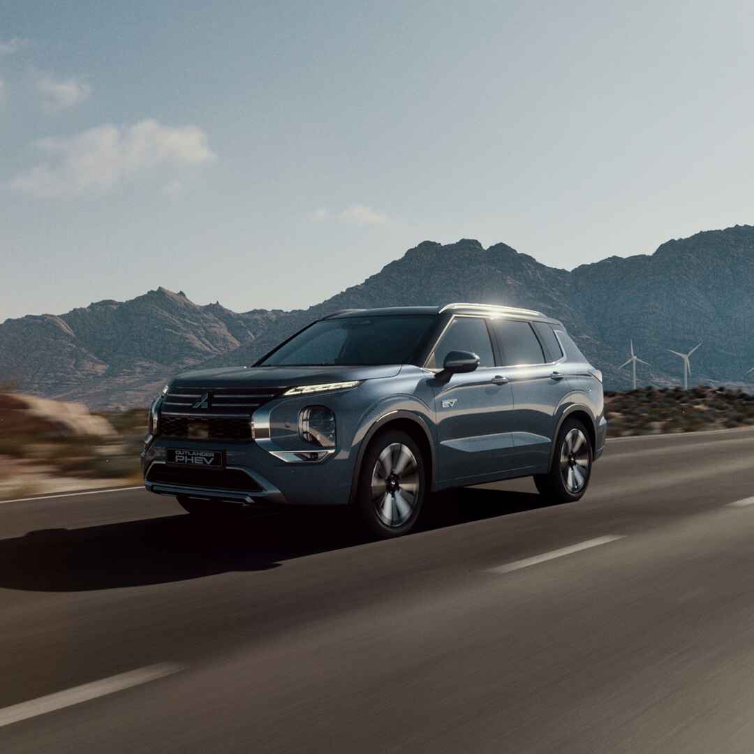 Renting Mitsubishi OUTLANDER PHEV Kaiteki 4WD Sin Entrada