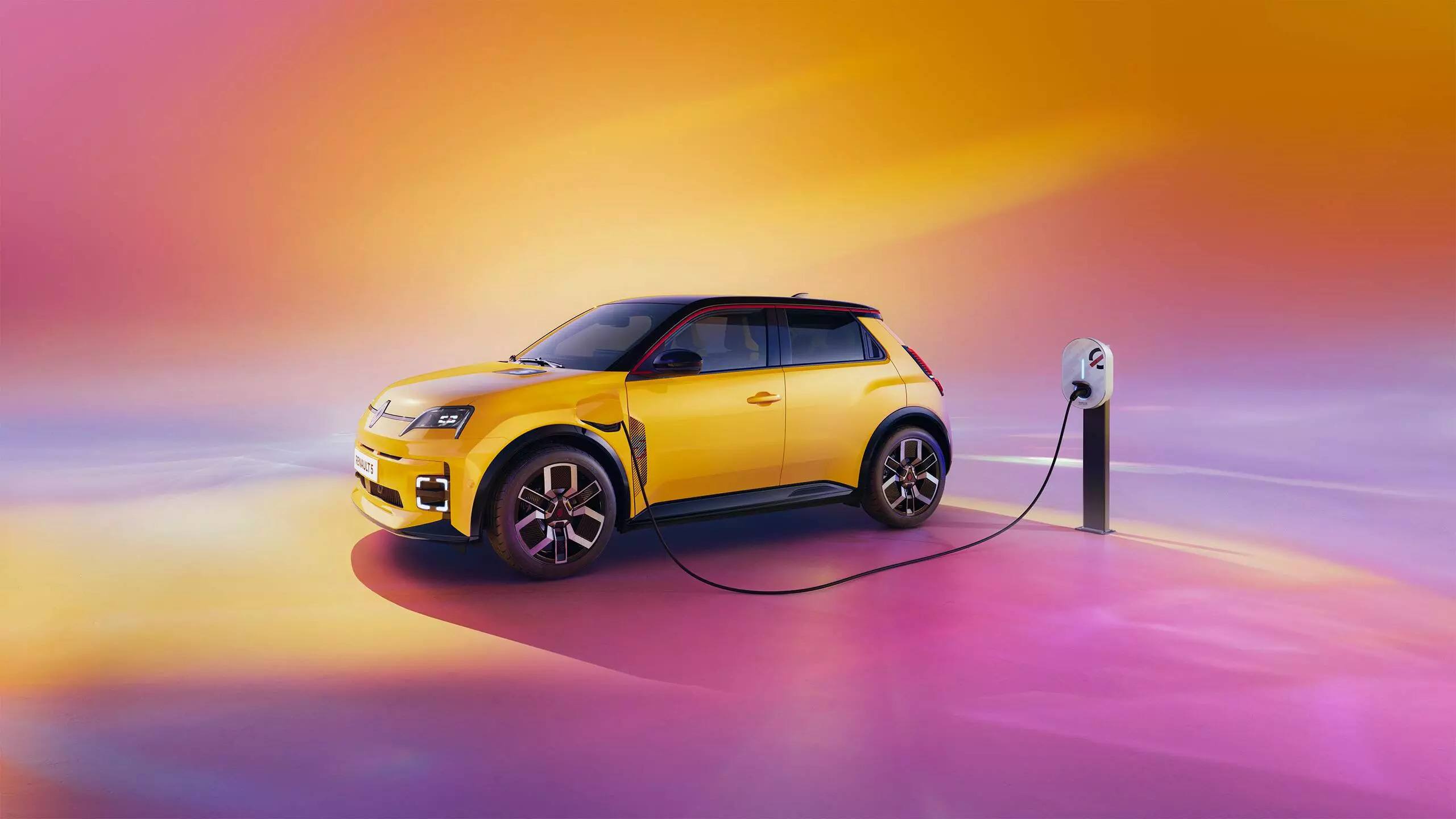 Renting Renault 5 E-Tech Evolution Sin Entrada