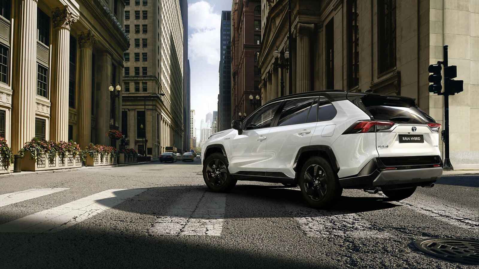 Renting Toyota Rav4 2.5l 220H Advance 4WD Sin Entrada
