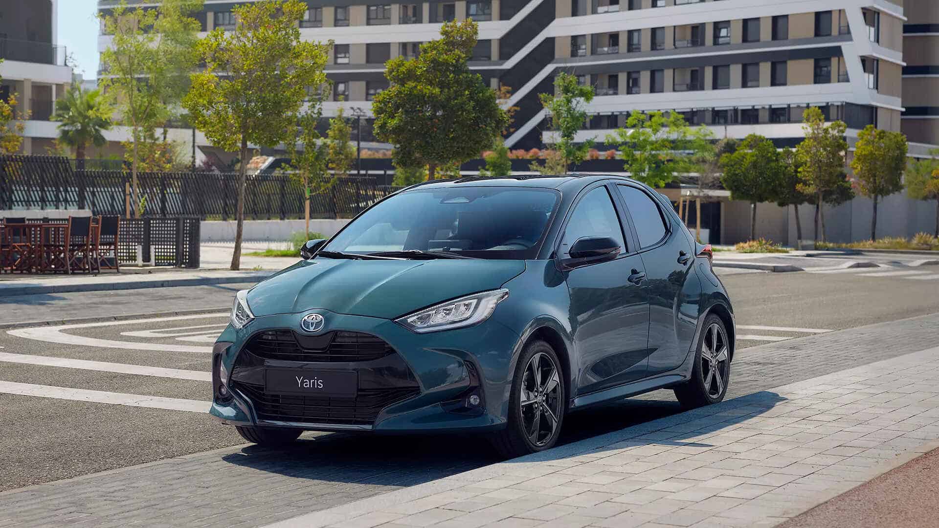 Renting Toyota Yaris 1.5 120H Active Tech Sin Entrada