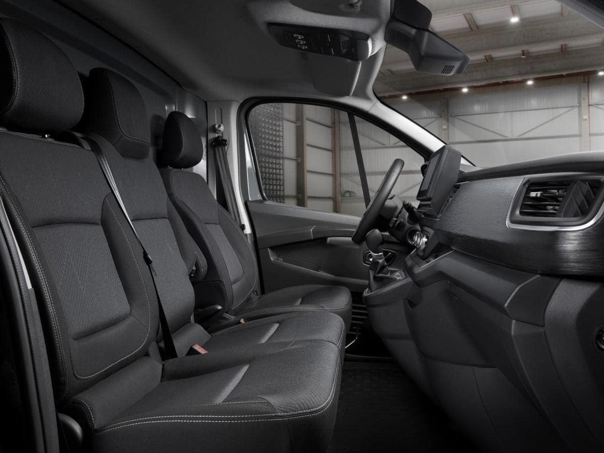Renting Nissan Primastar Furgon Profesional L1 H1 Blanco Hielo Solido Acenta Furgoneta Comercial 3 plazas Asientos