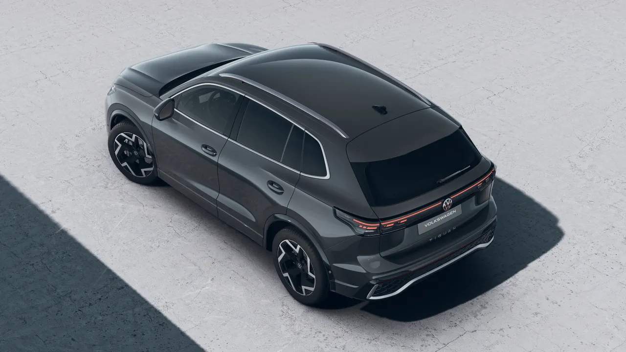 Renting New Volkswagen Tiguan R-Line Gris Delfin SUV Automático MHEV Etiqueta ECO
