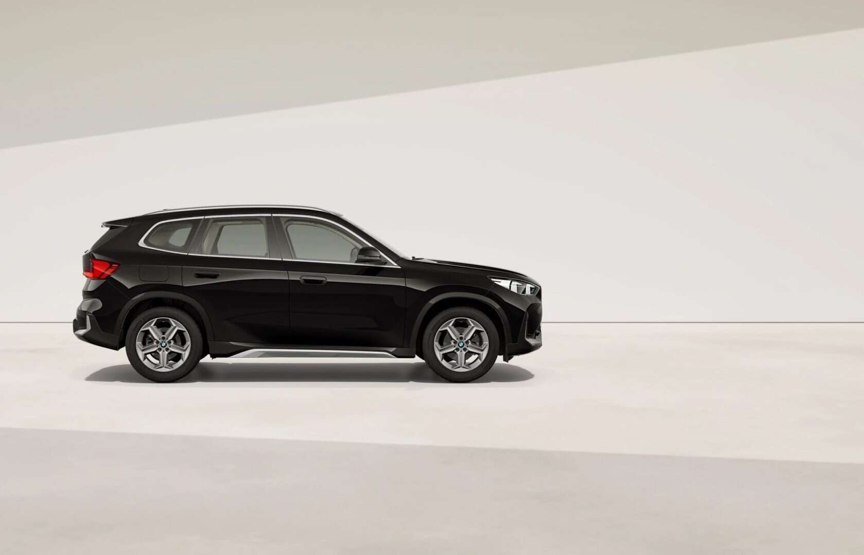 Renting New BMW X1 XLine Black Saphire SUV Micro Hibrido Diésel Automático Etiqueta ECO