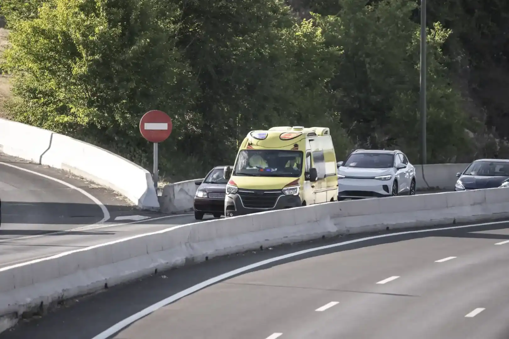 pasillo de emergencia carretera Qué hacer ante un pasillo de emergencia cuando viajas por carretera