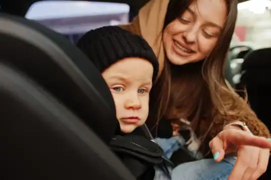 Consejos para viajar con niños de forma segura en un coche de renting