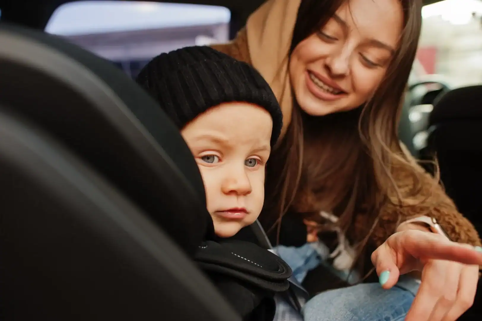 Consejos para viajar con niños de forma segura en un coche de renting